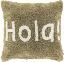 Vierkant olijfgroen sierkussen met harige textuur en witte Hola-tekst.