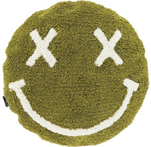 Rond sierkussen van groen, pluizig materiaal met een wit smileygezicht en kruisjes als ogen.