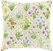 Sierkussen met botanisch bloemenpatroon en goudkleurig ruitpatroon.