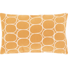 Rechthoekig sierkussen met wit geometrisch patroon van ovale vormen op mosterdgele stof.