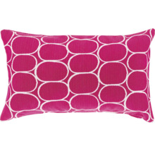 Rechthoekig sierkussen in roze met wit geometrisch ovaalpatroon.