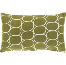 Sierkussen met grafisch patroon van witte ovalen op groene stof, rechthoekig.