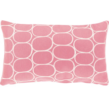 Rechthoekig roze sierkussen met wit geometrisch patroon van ovalen.