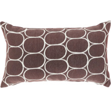 Rechthoekig sierkussen in donkerbruin met geometrisch wit ovaalpatroon en geweven textuur.