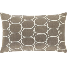Rechthoekig sierkussen met een geometrisch patroon van verbonden ovalen op een geweven stof met textuur.
