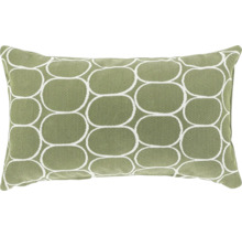 Rechthoekig sierkussen van groene stof met een wit geometrisch patroon van ovalen.
