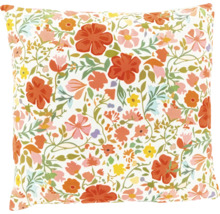 Vierkant sierkussen met een kleurrijk bloemenpatroon van diverse bloemen en bladeren.