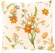 Sierkussen met bloemenpatroon van oranje en witte bloemen en groene bladeren.