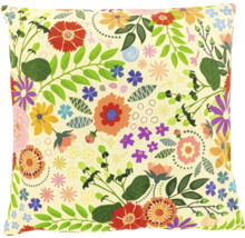 Vierkant sierkussen met kleurrijk bloemenpatroon en groene bladeren.