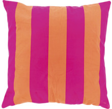 Vierkant sierkussen met brede verticale strepen in roze en oranje.