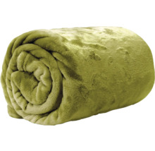 Opgerolde, olijfgroene fleece deken van zacht pluche met een geweven structuur.
