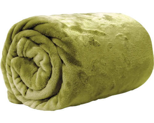 Opgerolde, olijfgroene fleece deken van zacht pluche met een geweven structuur.