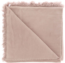 Gevouwen woondeken in roze met franjes aan de rand, zachte textuur.