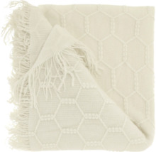 Geweven plaid met hexagonaal honingraatpatroon en franjes.