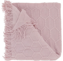 Roze plaid met decoratief honingraatpatroon en franjes.