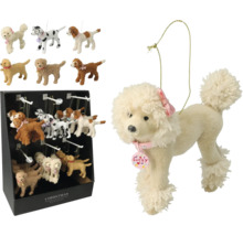 Kerstboomversiering van pluche in de vorm van verschillende honden waaronder een poedel met naamplaatje en strik.