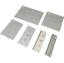 Diverse metalen montageplaten en beugels in verschillende maten met voorgeboorde gaten voor bevestiging.