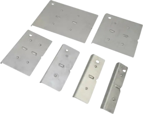 Diverse metalen montageplaten en beugels in verschillende maten met voorgeboorde gaten voor bevestiging.