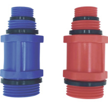 Twee kunststof aansluitstukken voor verdelers, blauw en rood, met buitendraad en rubberen afdichtingen.