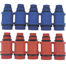 Set van 10 kunststof slangkoppelingen, vijf blauw en vijf rood, met schroefdraad en zwarte afdichtingsringen.
