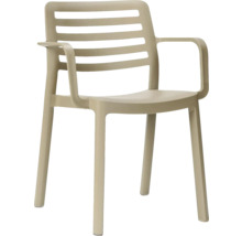Beige tuinstoel van kunststof met armleuningen en een rugleuning met lamellen.