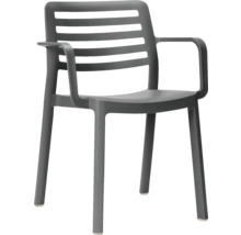 Antracietkleurige stapelbare tuinstoel van kunststof met armleuningen en horizontale latten in de rugleuning.