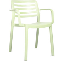 Stapelbare tuinstoel van kunststof met armleuningen en een lattenrugleuning.