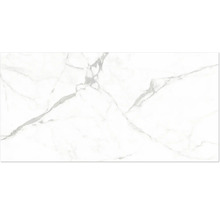 Keramische tegel met marmerlook en grijze aders.