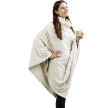 Witte, zachte poncho van gestructureerd pluche met een hoge kraag.
