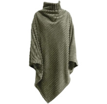 Groene poncho met col en ribstructuur.