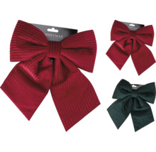 Kerststrikken van geribd fluweel in rood en groen.