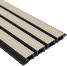 Wandpaneel met lattenstructuur met lichtbruine houtstructuur en zwart hollekamerprofiel.