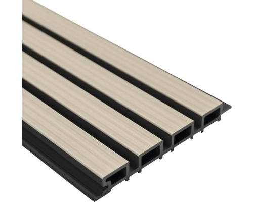 Wandpaneel met lattenstructuur met lichtbruine houtstructuur en zwart hollekamerprofiel.