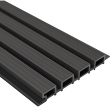 Wandpaneel met lattenlook van kunststof in antraciet met fijne houtnerfstructuur.