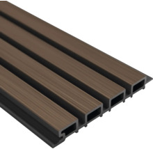 Wandpaneel van hout-kunststof-composiet in lattenlook met holkamerprofiel in bruin.