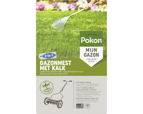 Hand met metalen hark op groen gazon. Pokon Logo. Gazonmest met Kalk, 3 in 1 voeding, indirecte werking tegen mos, voor 30 vierkante meter.