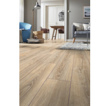 Laminaatvloer met eikenlook in een lichte, modern ingerichte woonkamer met bank en eethoek.