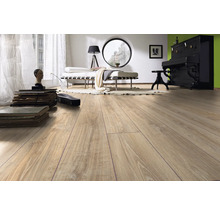 Laminaatvloer met eikenlook in een lichte, modern ingerichte woonkamer met piano en ligbank.