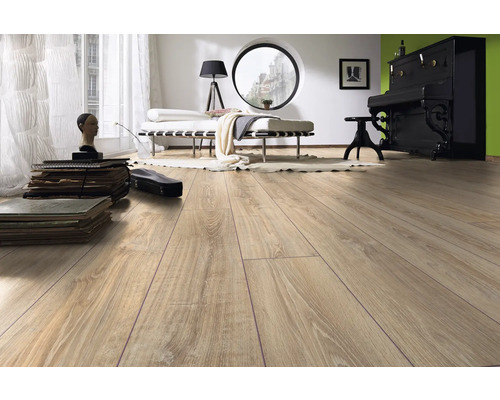 Laminaatvloer met eikenlook in een lichte, modern ingerichte woonkamer met piano en ligbank.