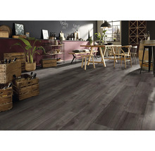 Donkere laminaatvloer met houtlook in een modern ingerichte ruimte met houten tafel en wijnkisten.