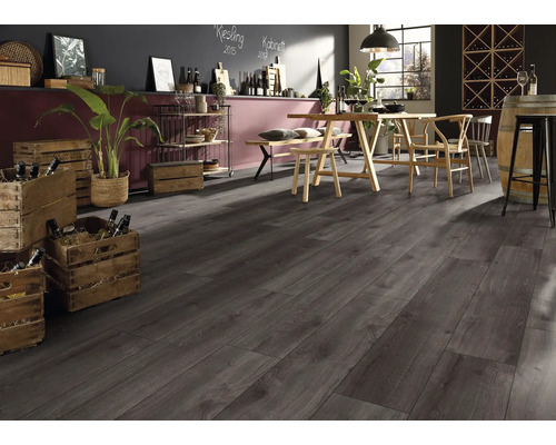 Donkere laminaatvloer met houtlook in een modern ingerichte ruimte met houten tafel en wijnkisten.