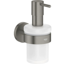 Wandzeepdispenser van Grohe van gematteerd glas en geborsteld metaal.