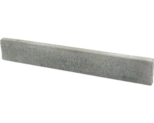 Grijze betonband rechthoekig voor tuinbestrating.