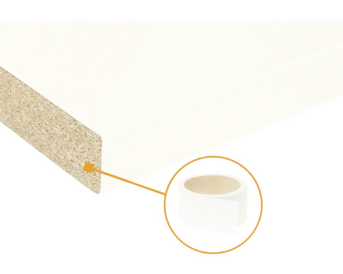 Wit beklede spaanplaat met bijpassende kantafwerkband op een rol voor randafwerking.
