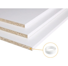 Witte melamine spaanplaat met bijpassende kantenband en een rol kantafwerking in detailweergave.