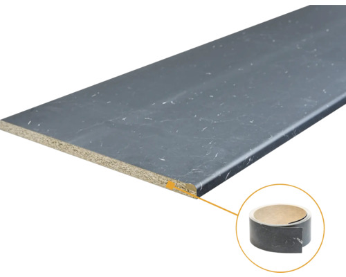 Keukenwerkblad in donker marmeroptiek van spaanplaat met bijpassende rol kantenband.