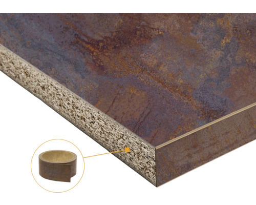 Kantenband in roest-look voor het afwerken van spaanplaatranden, passend bij een werkblad met een gestructureerd oppervlak.