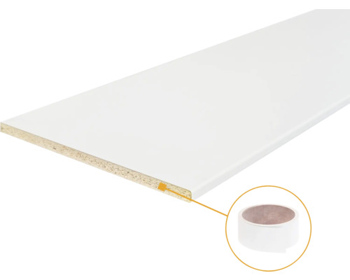 Witte vensterbank van spaanplaat inclusief bijpassende kantafwerking.