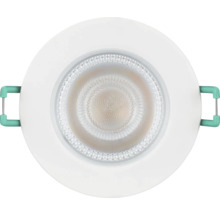 Ronde witte LED-inbouwspot met gestructureerde lens en groene klemveren voor plafondmontage.