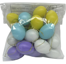 Set van kunststof paaseieren in diverse kleuren met gouden ophangkoorden in een transparante zak.